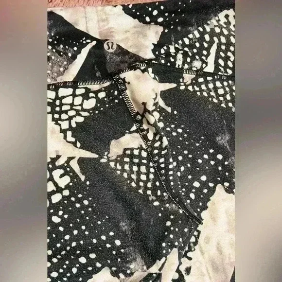 Lululemon Leggings in Black and White (Women's Size 6) - Picture 5 of 10